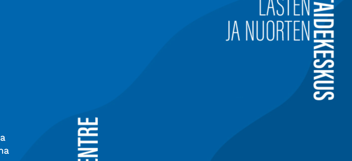 Lasten ja nuorten taidekeskuksen logo englanniksi ja suomeksi, valkoisella tekstillä. Sininen laatikko pohjalla.